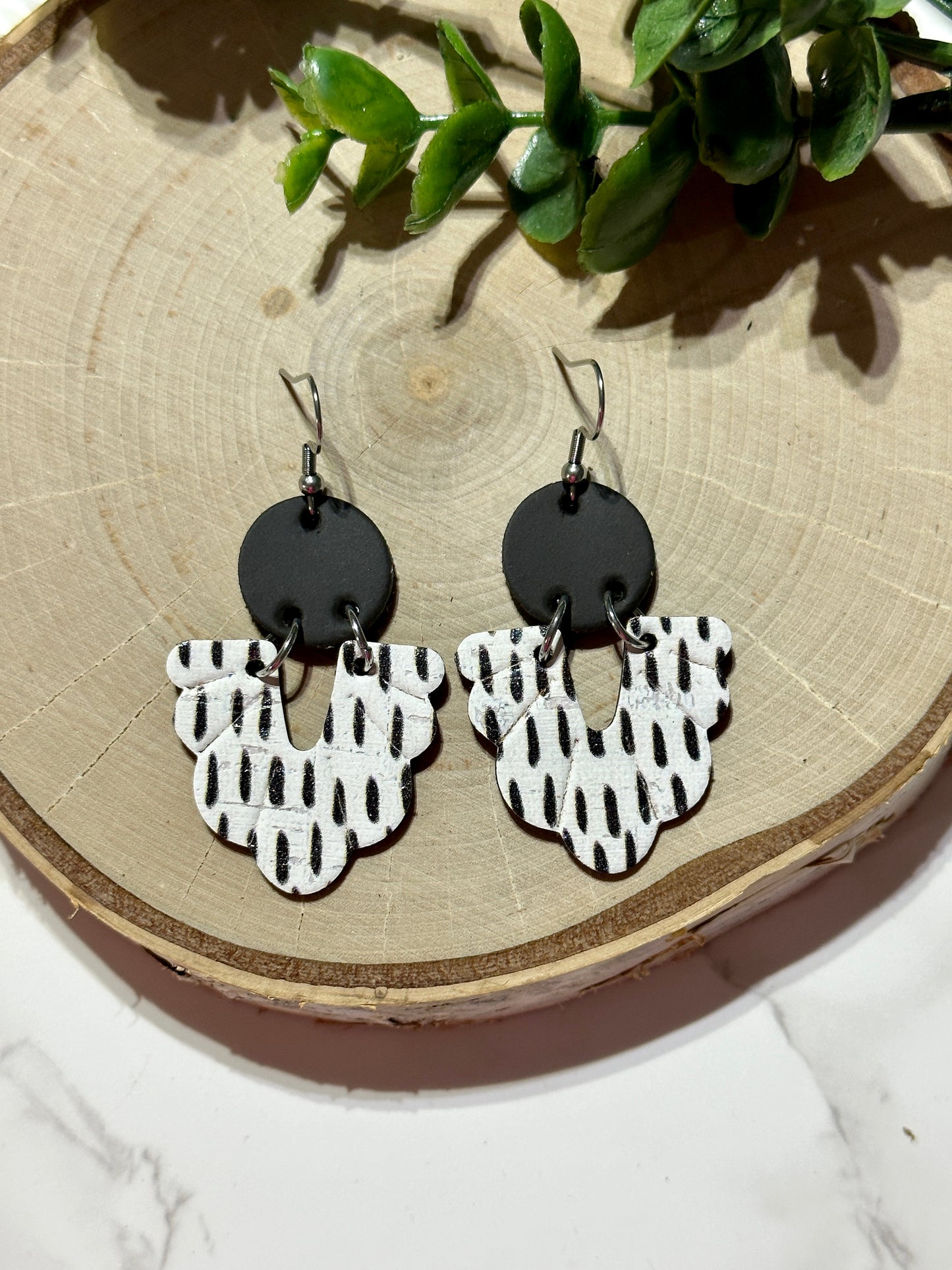 Black Lines Scalloped/Embossed U Earrings