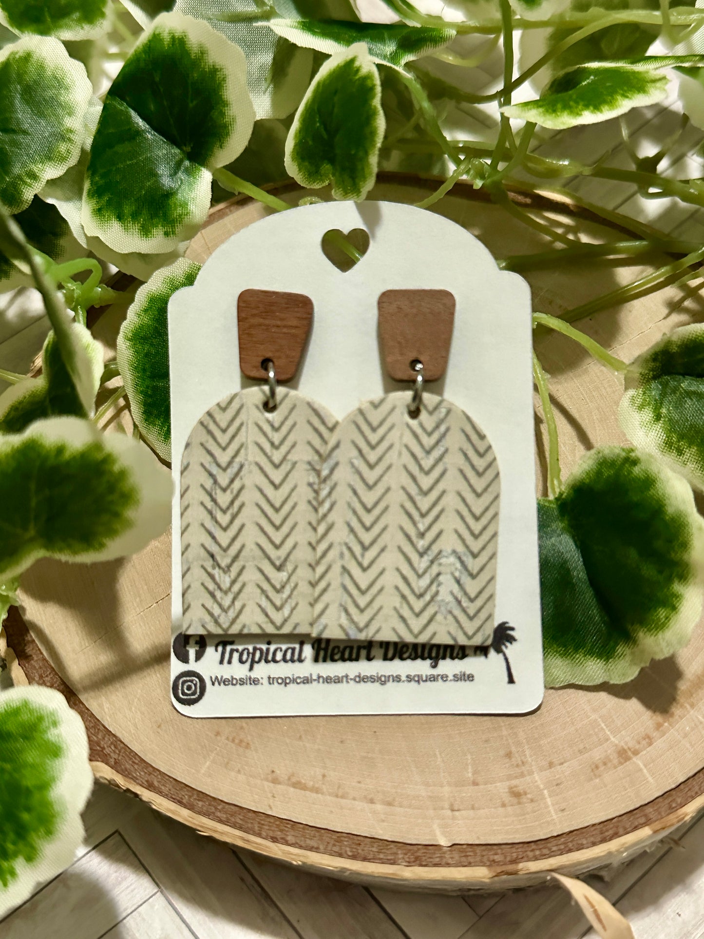 Closed Arch Earrings - Green Arrows