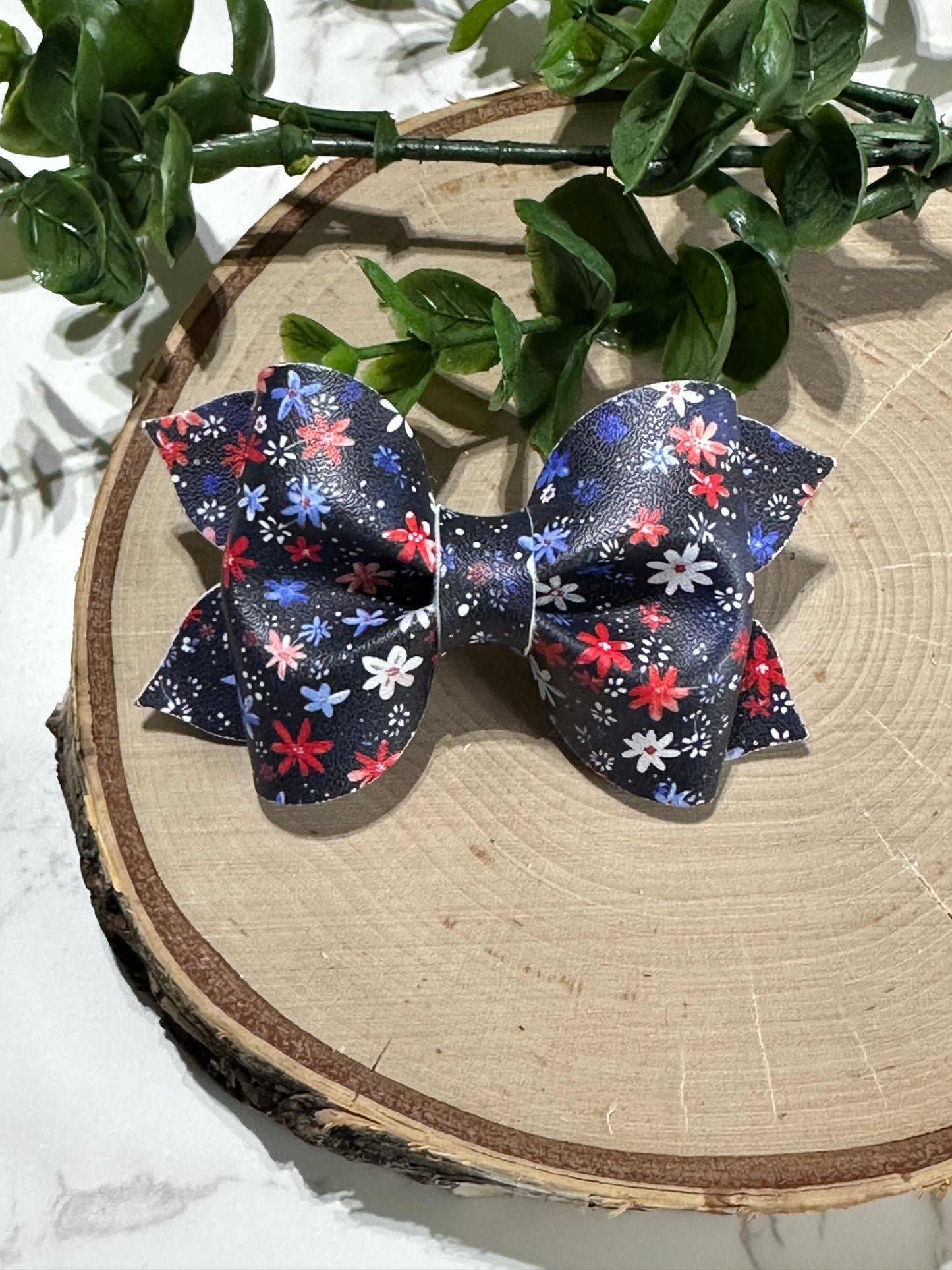 3" Pinched Hairbow - Red/White/Blue Flowers on Dark Background